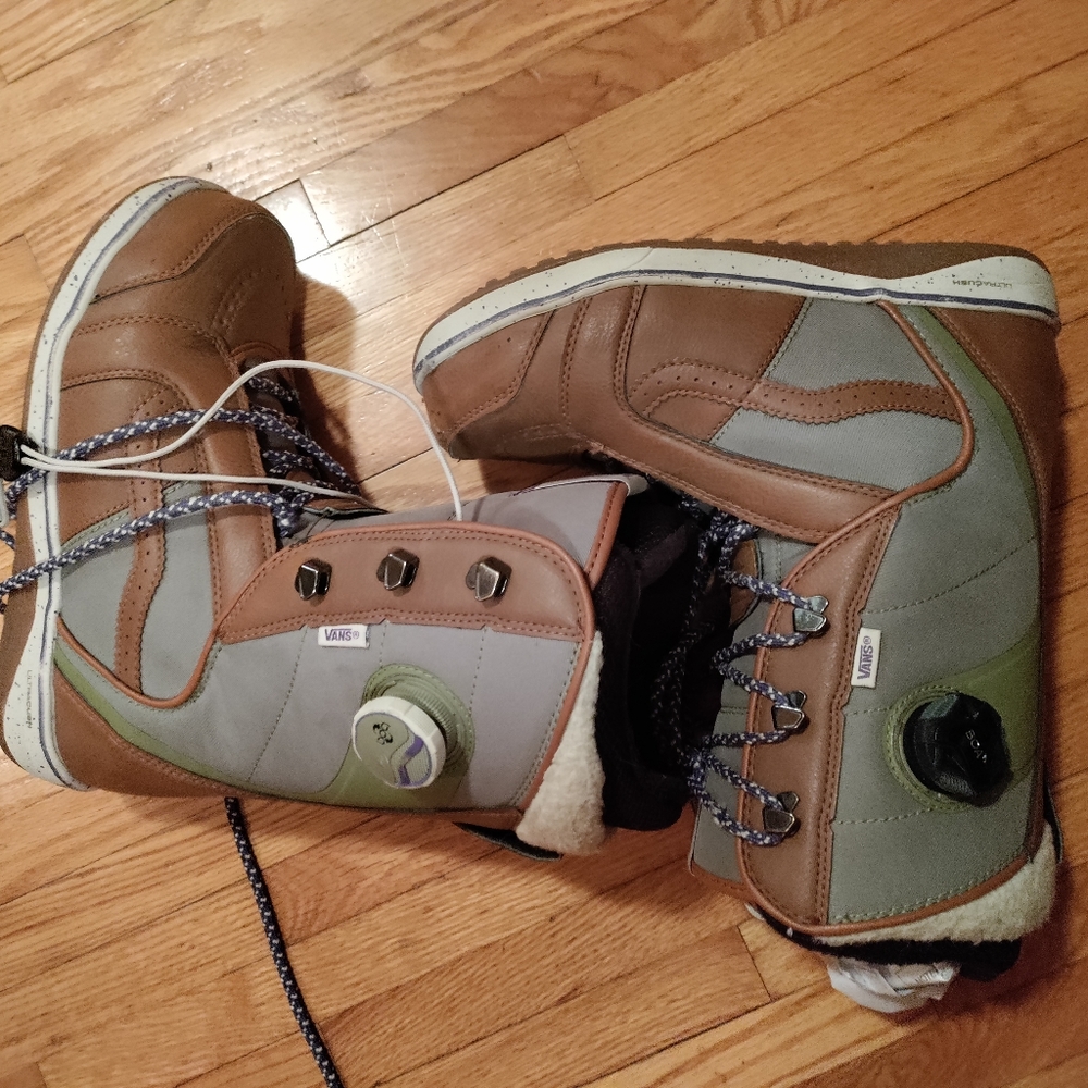 Vans Ferra Pro Snowboard Boots ( women's 8 but runs small best fit 7 / 7.5 )